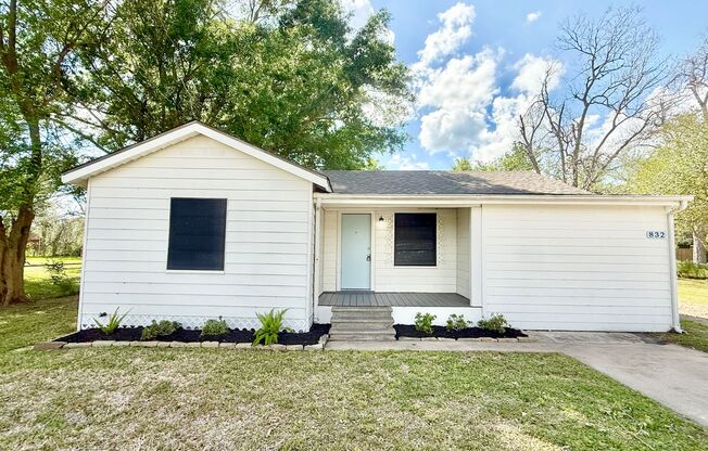 Adorable 1-story 3/1/2 w/ Beautifully Restored Hardwood Floors in Angleton