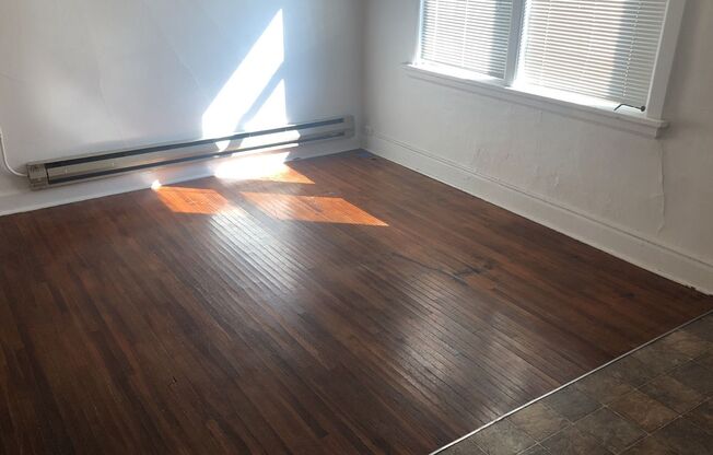 2 beds, 1 bath, $810, Unit G-2