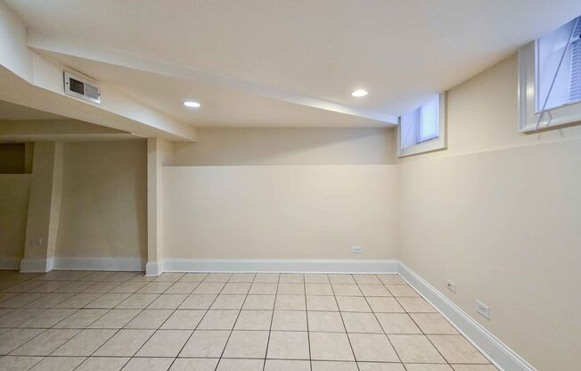 3 beds, 2 baths, 1,365 sqft, $4,250, Unit 877-D1