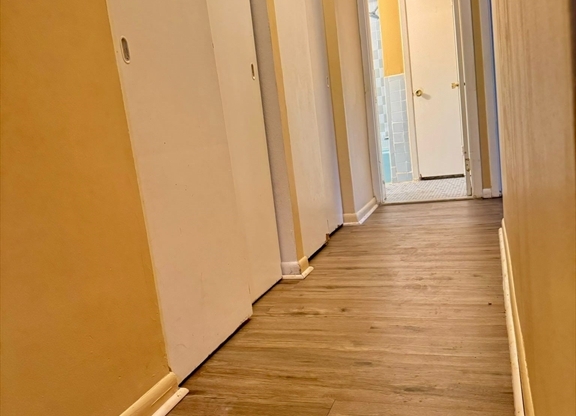 2 beds, 1 bath, 1,020 sqft, $2,300, Unit E112