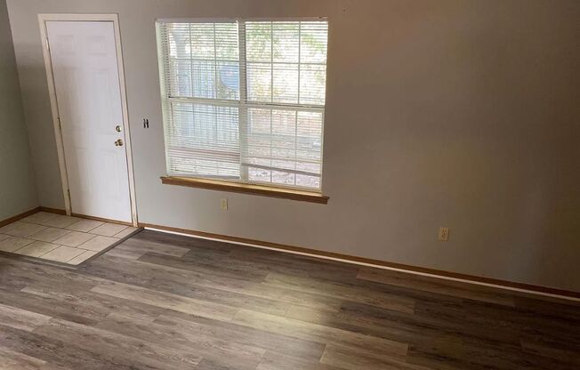 2 Bedroom / 1.5 Bathroom Townhouse w/ Fenced-In Backyard