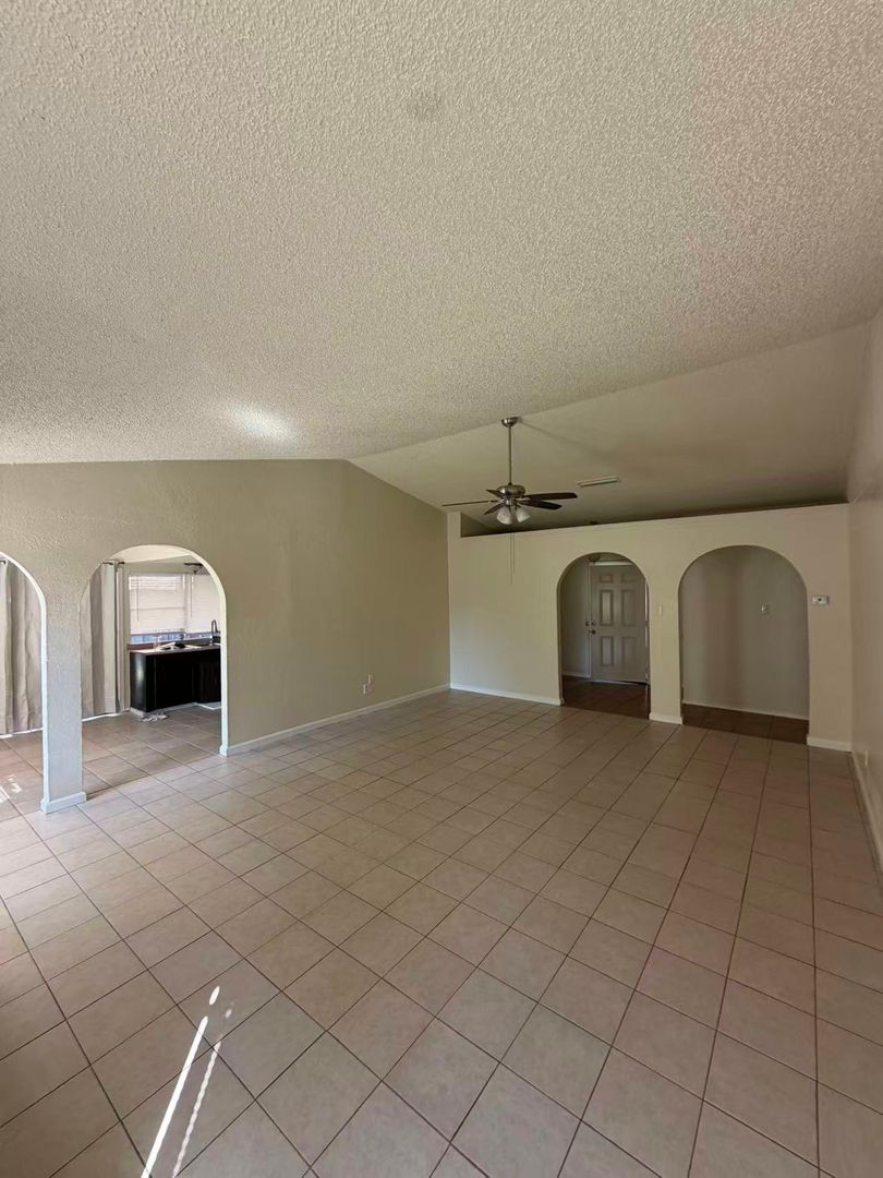 Beautiful 4 Bedroom 2 Bathroom in Carrollton!