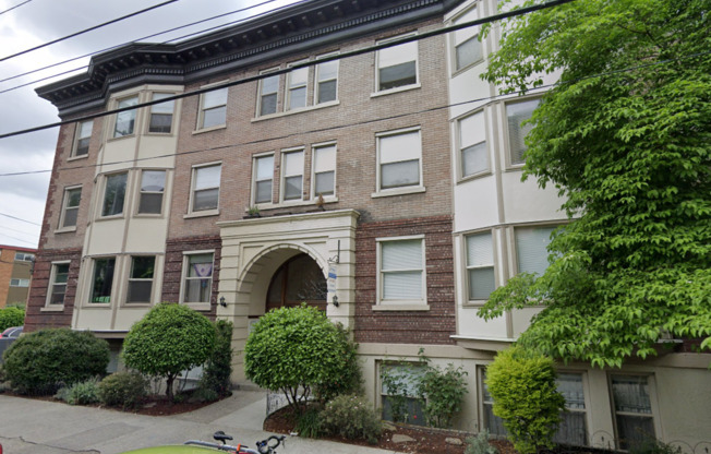 Rialto Court Apartments | MOVE-IN SPECIAL: ONE MONTH FREE RENT