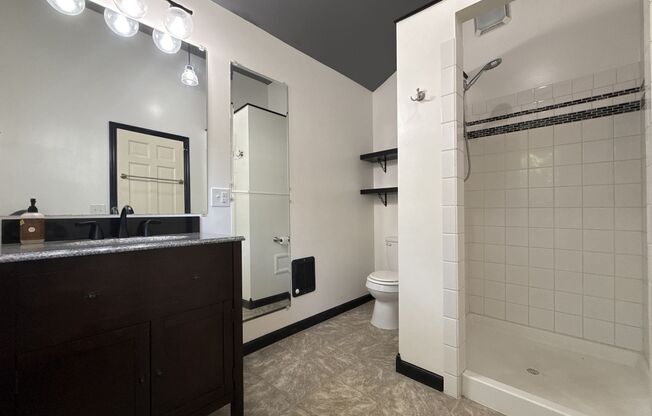 1 bed, 1.5 baths, $1,400, Unit 213 S Summit Avenue