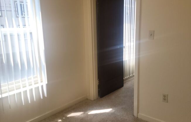 Studio, 1 bath, 450 sqft, $1,250, Unit 205