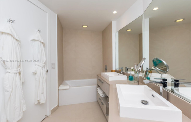 2 beds, 2 baths, $7,500, Unit # 3302