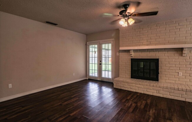 Beautifully crafted 3-2-2 home in the Garland area!