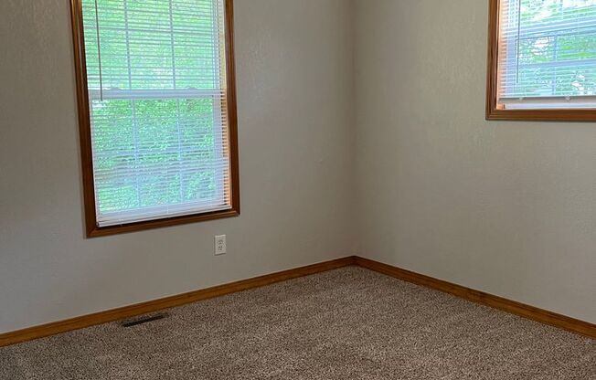 3 beds, 1 bath, $925