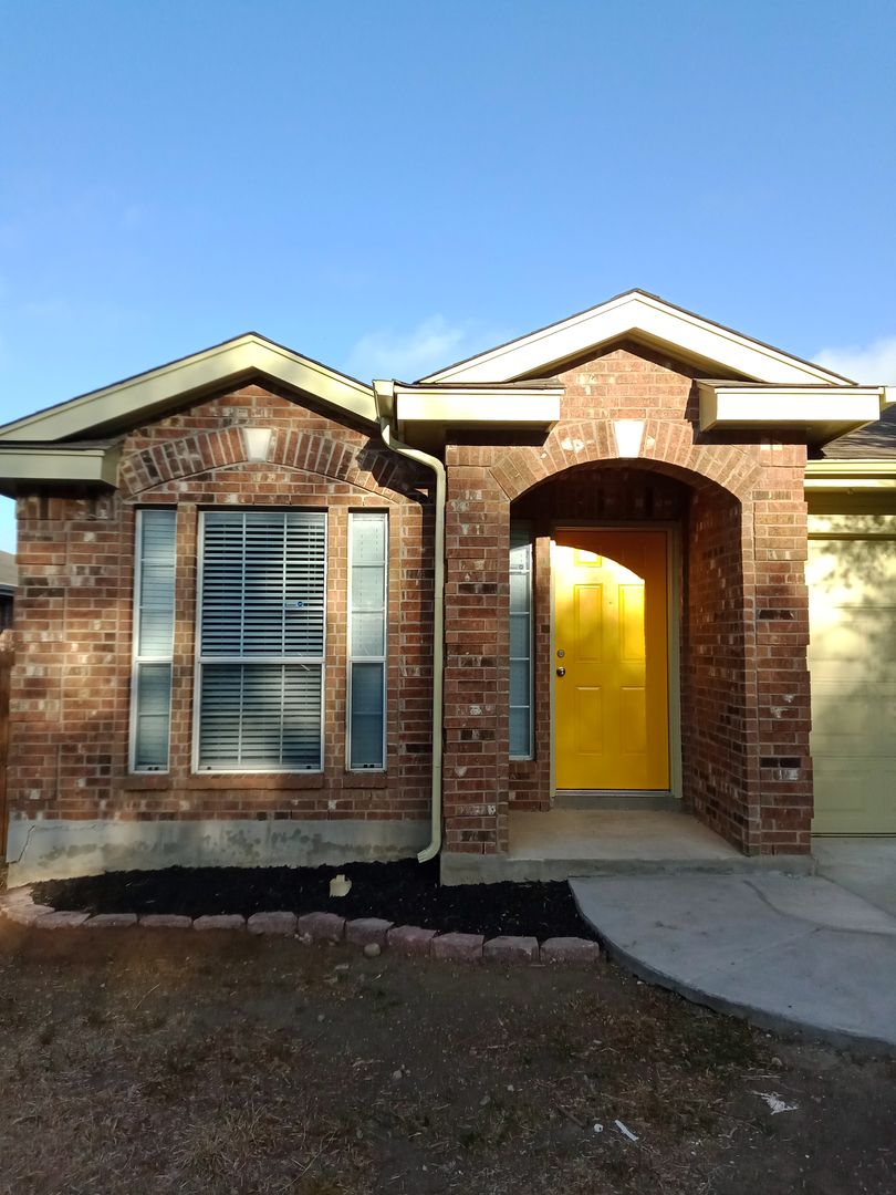 3bdrm/2bath 2 car Garage