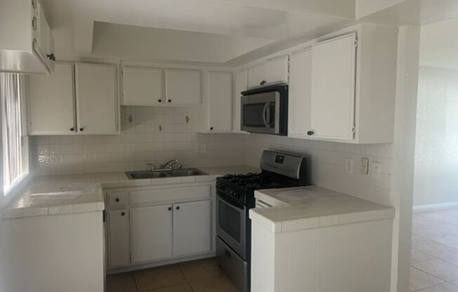 2 beds, 1.5 baths, $2,575, Unit 5