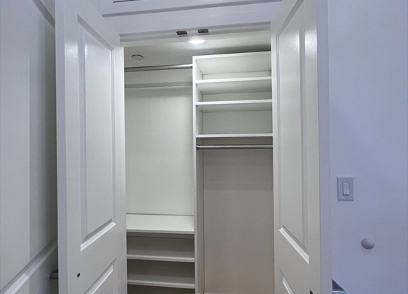 2 beds, 1 bath, $2,250, Unit 301