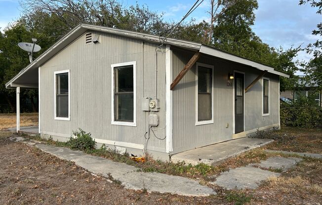 Cozy 2bed/1bath - Division Ave. & Nogalitos St.