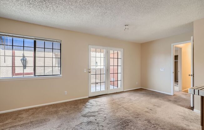 Sparkling Clean 2 bedroom, 2 bathroom upstairs condo in Springs Oaks