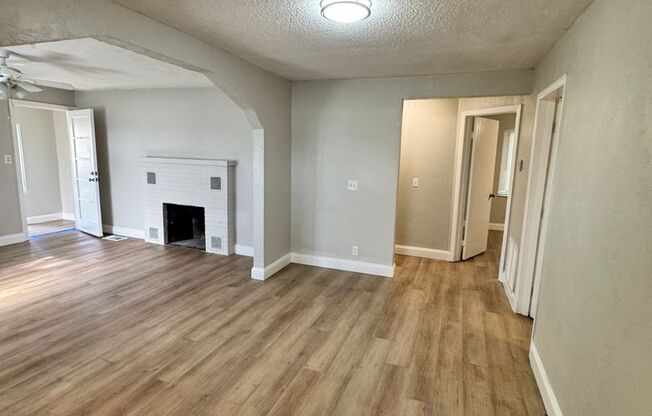FOR RENT!! CUTE AND COZY BUNGALOW STYLE 3 BEDROOM 1 BATH SINGLE FAMILY HOME (MOVE IN SPECIAL)..