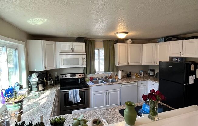 Stunning 4 Bed Home West of Drake