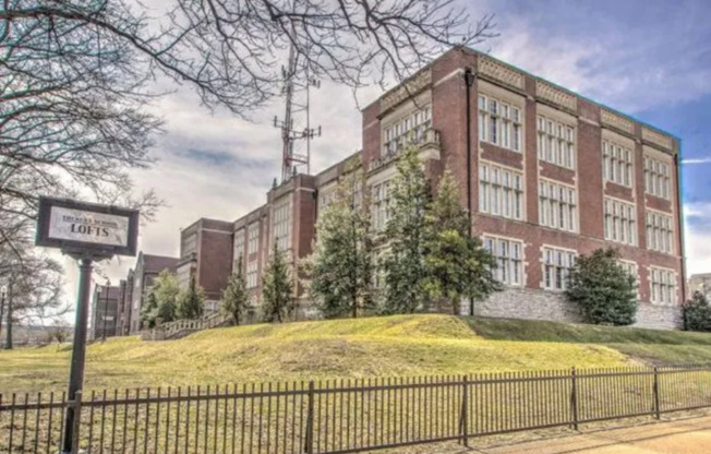 1 bed, 1 bath, 648 sqft, $1,095, Unit 1517 S. Theresa Ave. #310