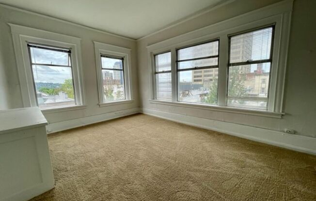 Avenue Building: Centrally located in University District!