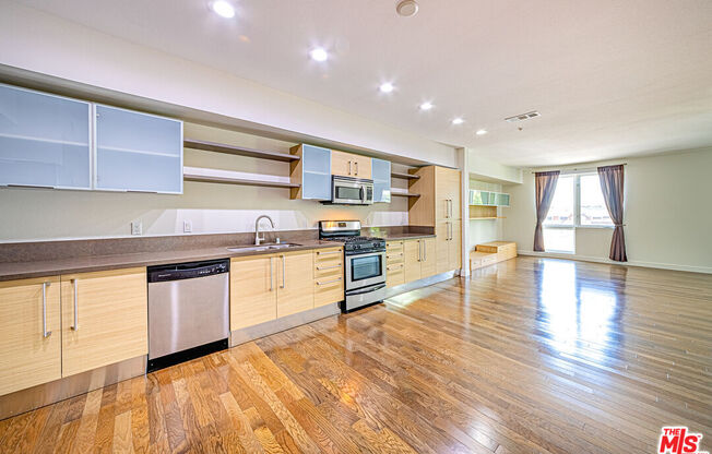 1 bed, 2 baths, 1,130 sqft, $2,700, Unit 313