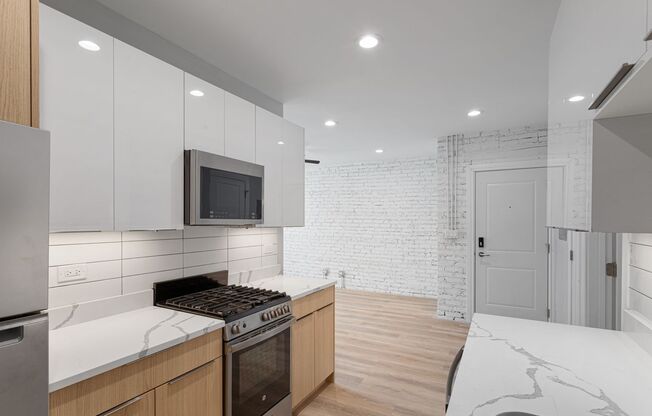 2 beds, 1 bath, 561 sqft, $2,100, Unit 1633-3L