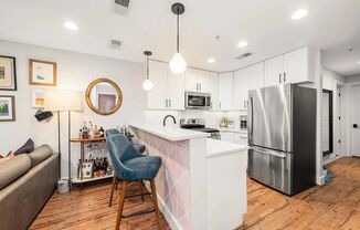 Sunny 1 bed + den 870 sq ft in heart of Petworth!