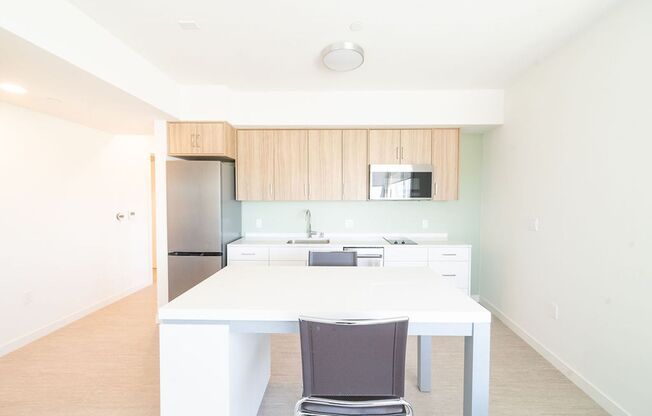 2 beds, 2 baths, 951 sqft, $4,195