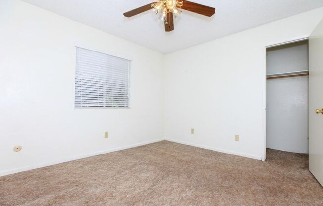 2 beds, 1 bath, 734 sqft, $1,300, Unit D06