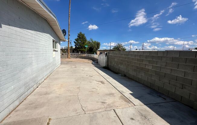 3 BEDROOMS 2 BATHROOMS HOUSE AVAILABLE FOR RENT !!!