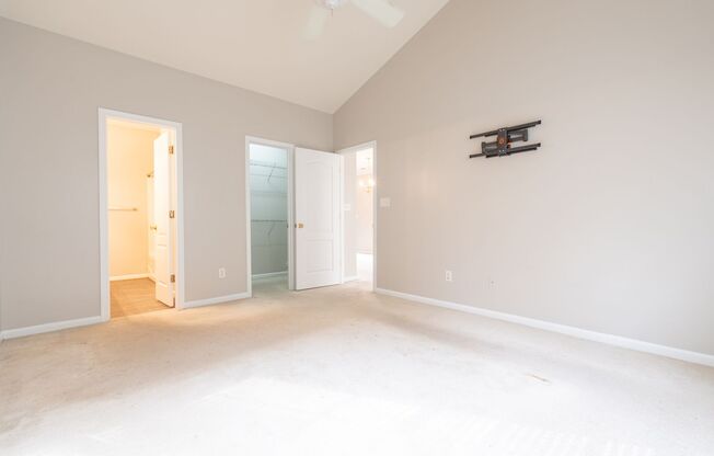 MOVE IN READY Townhome in the Heart of Suffolk!