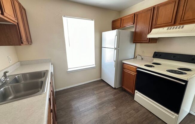 2 beds, 1 bath, 795 sqft, $650