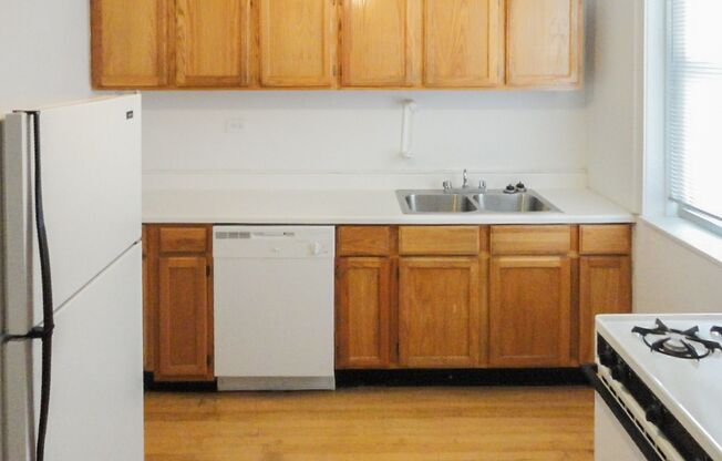 2 beds, 1 bath, 940 sqft, $2,100, Unit 4819-2B