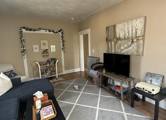 3 beds, 1 bath, 1,300 sqft, $3,650, Unit 3