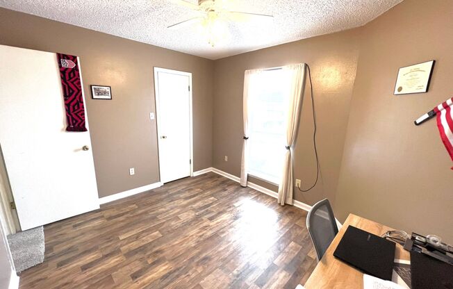 2 Bedroom Townhouse with a Fireplace and Reserved Parking