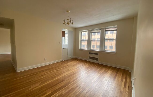 Studio, 1 bath, 294 sqft, $1,415, Unit New King Edward  4A3
