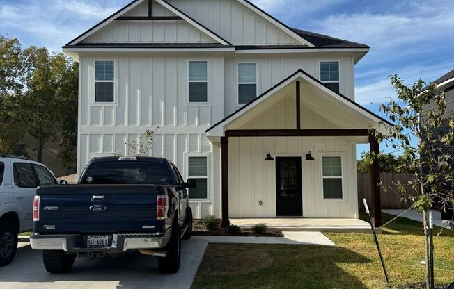 5/5.5 on Bus Route!! Modern House in Central College Station