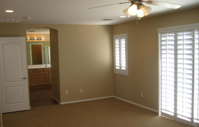 Beautiful Gilbert Home w/2 Master Bedrooms - Gated Community On Golf Course