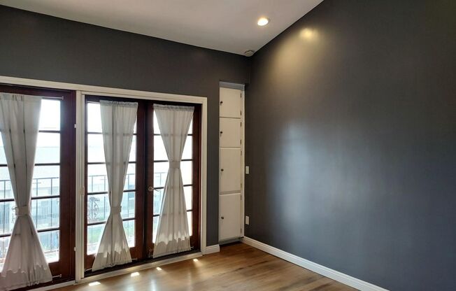 2 Bed/2.5 Bath Townhome - West Mission Valley near USD W/D in unit w/Tandem Garage