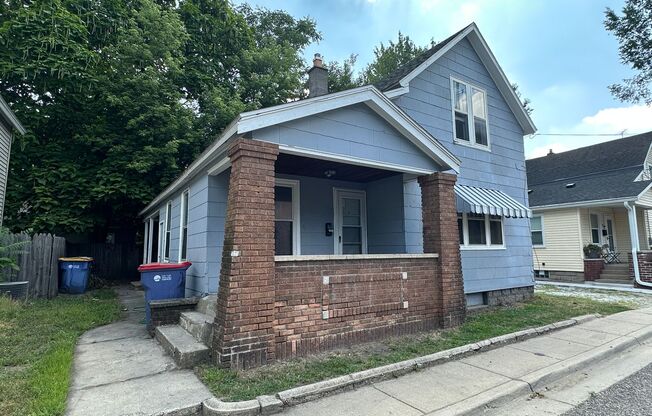 44 Vandine NE- Midtown! Water included, washer/dryer hook up