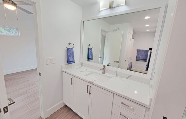 2 beds, 1 bath, 1,055 sqft, $3,700