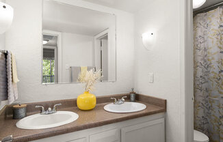 Large spacious bathroom in apartment in Albuquerque, NM