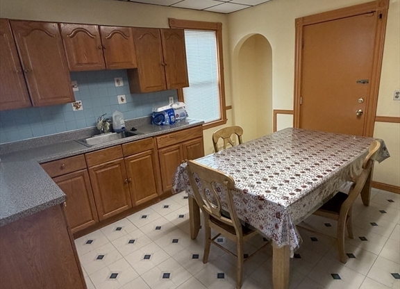 4 beds, 1 bath, 1,500 sqft, $2,800, Unit 2