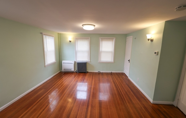 1 bed, 1 bath, 700 sqft, $1,750, Unit 2R