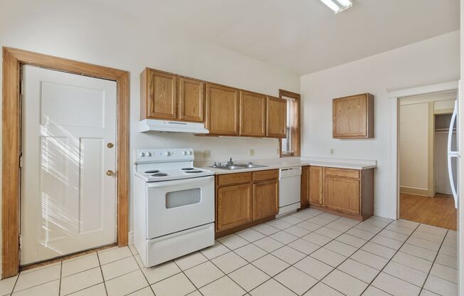 3 beds, 2 baths, 1,700 sqft, $1,600, Unit 06