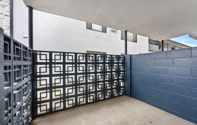 150 E La Verne-Upstairs 1 Bed 1 Bath with In Unit Laundry and Parking Spot Available!