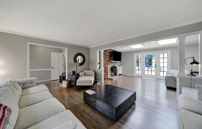 Lovely 3 Bed 2.5 Bath Ranch Home in South Park!