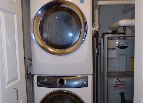 2 beds, 2 baths, 1,231 sqft, $3,100, Unit 214