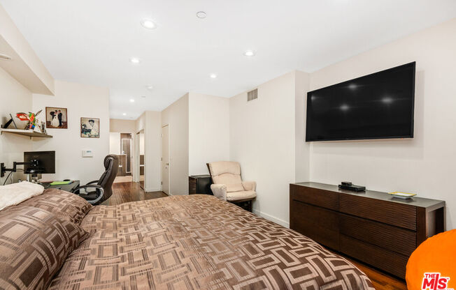 2111 S BEVERLY GLN BLVD
