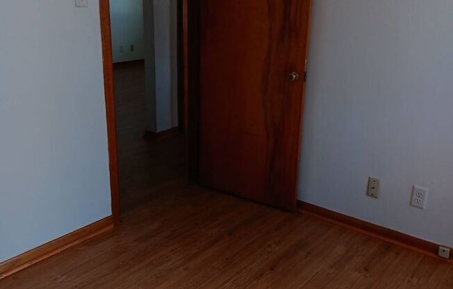 2 beds, 1 bath, $1,100, Unit 6912-L