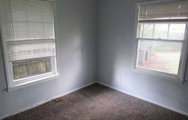 3 beds, 1 bath, $1,100