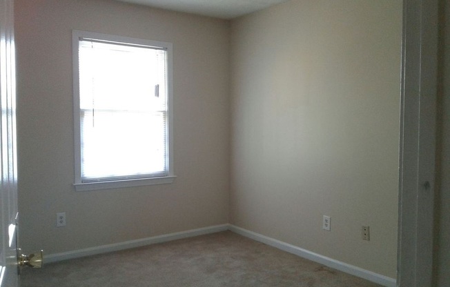 Charming 2 bed 1.5 bathe Town-home in friendly neighborhood!