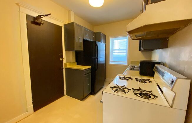 1 bed, 1 bath, $1,095, Unit 10